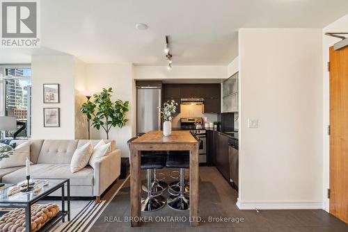 303 - 170 Fort York Boulevard, Toronto, ON - Indoor Photo Showing Living Room