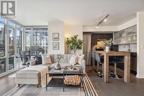 303 - 170 Fort York Boulevard, Toronto, ON - Indoor Photo Showing Living Room