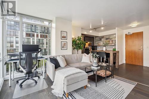 303 - 170 Fort York Boulevard, Toronto, ON - Indoor Photo Showing Living Room