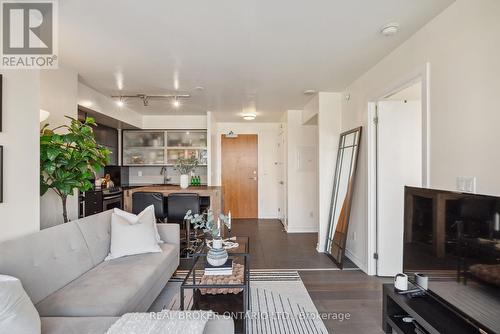 303 - 170 Fort York Boulevard, Toronto, ON - Indoor Photo Showing Living Room