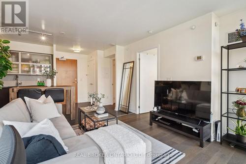 303 - 170 Fort York Boulevard, Toronto, ON - Indoor Photo Showing Living Room