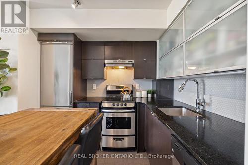 303 - 170 Fort York Boulevard, Toronto, ON - Indoor Photo Showing Kitchen With Upgraded Kitchen