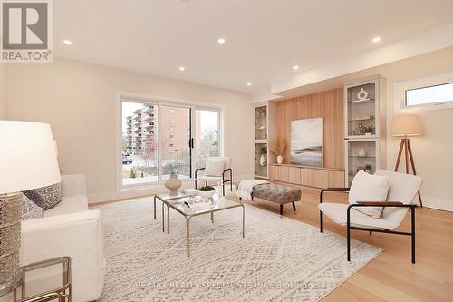 1048 Roosevelt Road, Mississauga, ON - Indoor Photo Showing Living Room