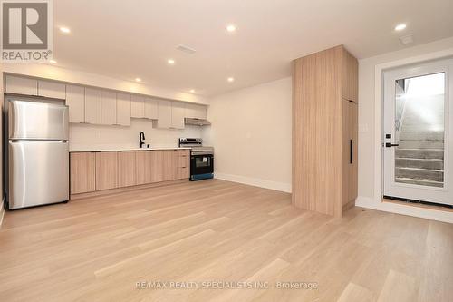 1048 Roosevelt Road, Mississauga, ON - Indoor Photo Showing Kitchen