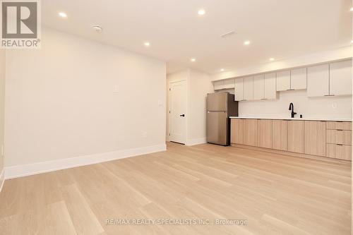 1048 Roosevelt Road, Mississauga, ON - Indoor Photo Showing Kitchen