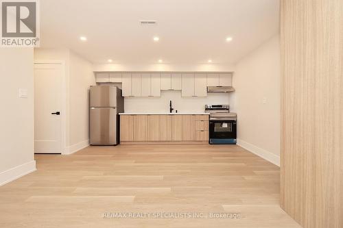 1048 Roosevelt Road, Mississauga, ON - Indoor Photo Showing Kitchen