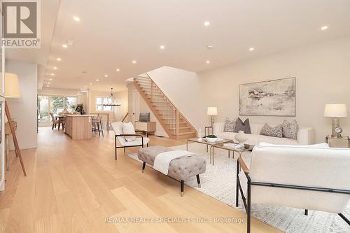 1048 Roosevelt Road, Mississauga, ON - Indoor Photo Showing Living Room