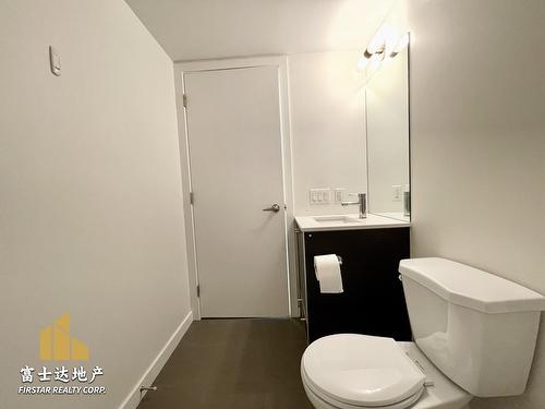 10Xx 9981 Whalley Blvd, Surrey, BC - Indoor Photo Showing Bathroom