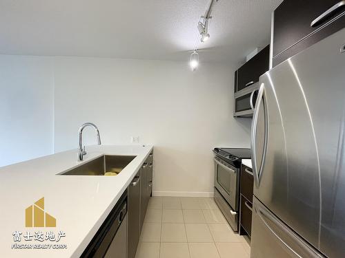 10Xx 9981 Whalley Blvd, Surrey, BC - Indoor Photo Showing Kitchen