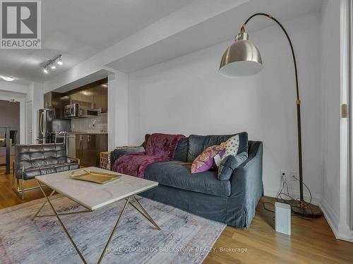 605 - 7171 Yonge Street, Markham, ON - Indoor Photo Showing Living Room