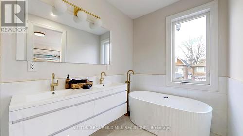 11 Morland Road, Toronto, ON - Indoor Photo Showing Bathroom