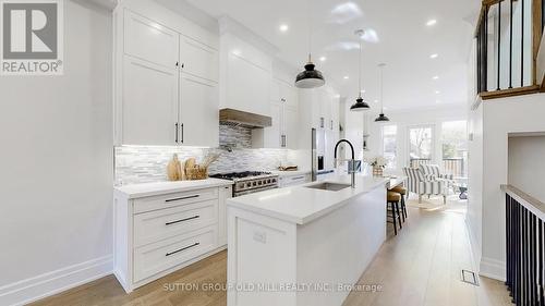 11 Morland Road, Toronto, ON - Indoor Photo Showing Kitchen With Upgraded Kitchen