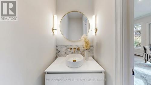 11 Morland Road, Toronto, ON - Indoor Photo Showing Bathroom