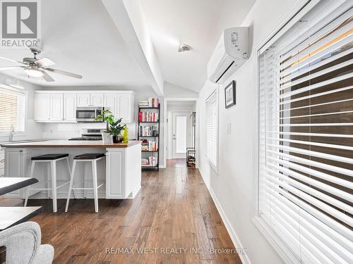 91 Fortieth Street, Toronto, ON - Indoor Photo Showing Kitchen With Upgraded Kitchen