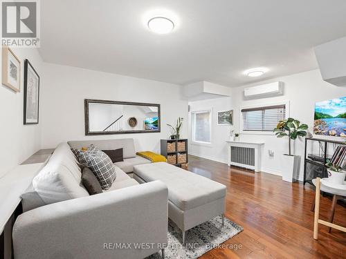 91 Fortieth Street, Toronto, ON - Indoor Photo Showing Living Room