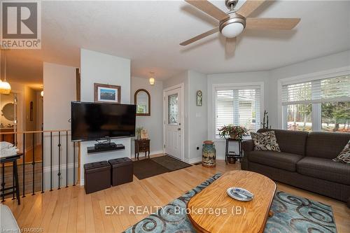 557554 4Th Concession S, Meaford, ON - Indoor Photo Showing Living Room