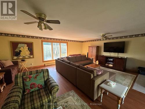 21 Coppercliff Crescent, Tiny, ON - Indoor Photo Showing Living Room