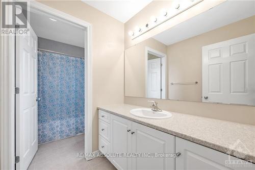 243 Balikun Heights, Ottawa, ON - Indoor Photo Showing Bathroom