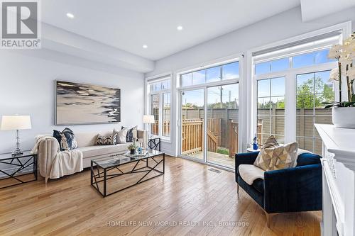 8 Latchford Lane, Richmond Hill, ON - Indoor Photo Showing Living Room