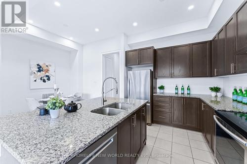 8 Latchford Lane, Richmond Hill, ON - Indoor Photo Showing Kitchen With Double Sink With Upgraded Kitchen