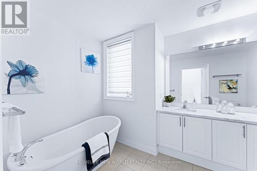 8 Latchford Lane, Richmond Hill, ON - Indoor Photo Showing Bathroom