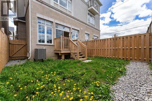 8 Latchford Lane, Richmond Hill, ON - Outdoor