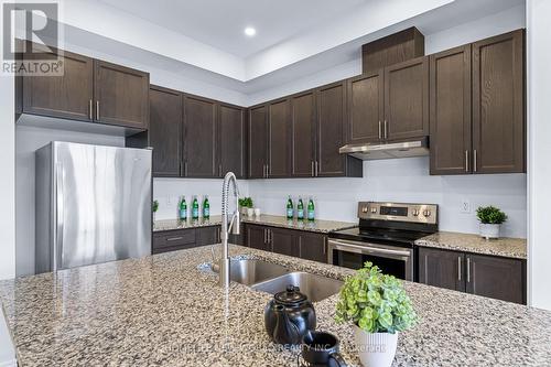 8 Latchford Lane, Richmond Hill, ON - Indoor Photo Showing Kitchen With Stainless Steel Kitchen With Double Sink With Upgraded Kitchen