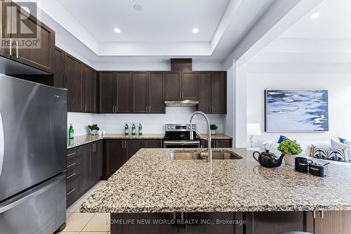 8 Latchford Lane, Richmond Hill, ON - Indoor Photo Showing Kitchen With Upgraded Kitchen