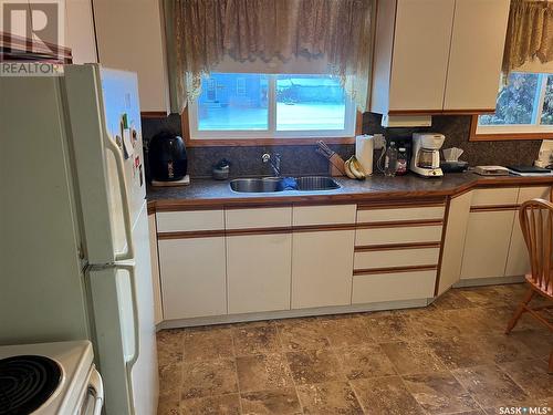 414 2Nd Avenue, Spy Hill, SK - Indoor Photo Showing Kitchen With Double Sink