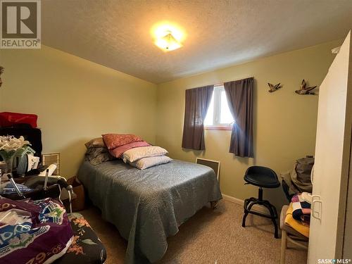 414 2Nd Avenue, Spy Hill, SK - Indoor Photo Showing Bedroom