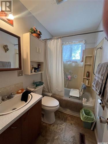 414 2Nd Avenue, Spy Hill, SK - Indoor Photo Showing Bathroom