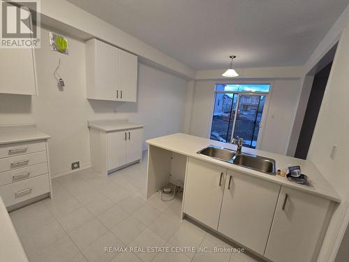 20 Heritage Way, Thorold, ON - Indoor Photo Showing Kitchen With Double Sink