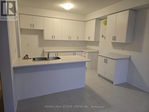 20 Heritage Way, Thorold, ON - Indoor Photo Showing Kitchen