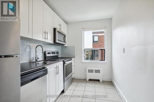 F07 - 3015 Queen Street, Toronto, ON - Indoor Photo Showing Kitchen