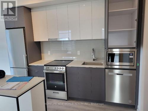 A-2202 - 30 Upper Mall Way, Vaughan, ON - Indoor Photo Showing Kitchen