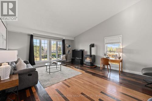 25 Blue Jay Boulevard, Georgina, ON - Indoor Photo Showing Living Room