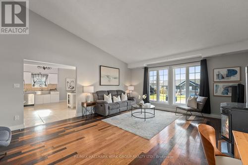 25 Blue Jay Boulevard, Georgina, ON - Indoor Photo Showing Living Room