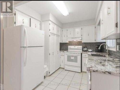 Main - 19 Simmons Boulevard, Brampton, ON - Indoor Photo Showing Kitchen