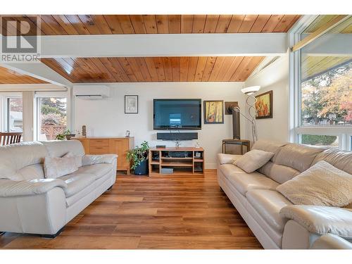 1698 Gillard Drive, Kelowna, BC - Indoor Photo Showing Living Room