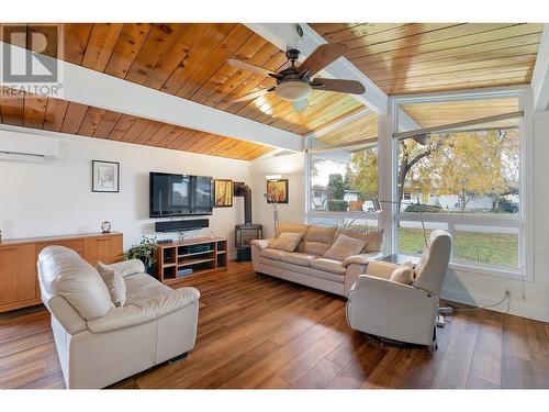 1698 Gillard Drive, Kelowna, BC - Indoor Photo Showing Living Room