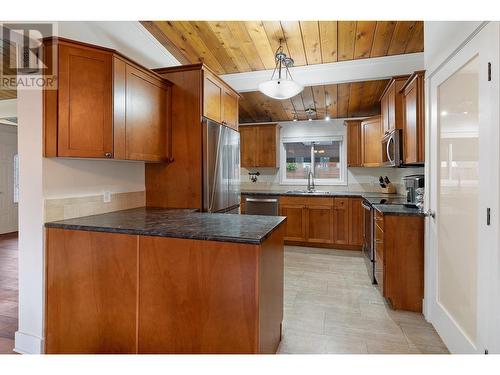 1698 Gillard Drive, Kelowna, BC - Indoor Photo Showing Kitchen