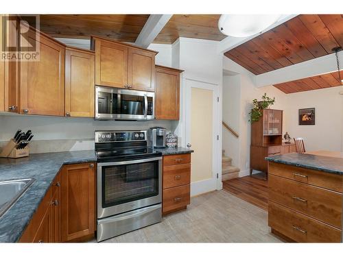 1698 Gillard Drive, Kelowna, BC - Indoor Photo Showing Kitchen