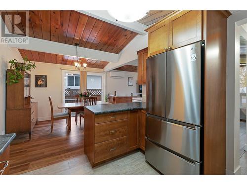 1698 Gillard Drive, Kelowna, BC - Indoor Photo Showing Kitchen