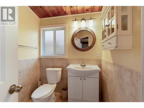 1698 Gillard Drive, Kelowna, BC - Indoor Photo Showing Bathroom