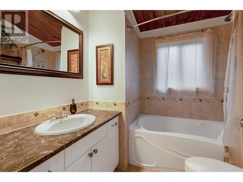 1698 Gillard Drive, Kelowna, BC - Indoor Photo Showing Bathroom