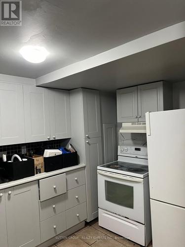 84 Madison Street, Brampton, ON - Indoor Photo Showing Kitchen