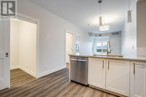 191 Hollywood Road S Unit# 517, Kelowna, BC - Indoor Photo Showing Kitchen