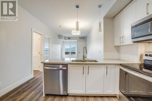 191 Hollywood Road S Unit# 517, Kelowna, BC - Indoor Photo Showing Kitchen With Double Sink