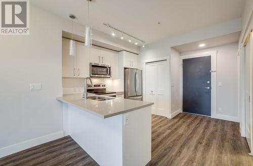 191 Hollywood Road S Unit# 517, Kelowna, BC - Indoor Photo Showing Kitchen With Double Sink