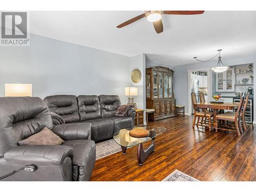 190 Mcintosh Road Unit# 5, Kelowna, BC - Indoor Photo Showing Living Room